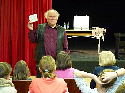 Im Rahmen der Leseförderung besuchte der Autor Hans Buring die 5. Klassen