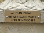 Schild an einem Brunnen (Sprachspielereien)