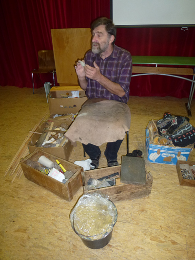 Archäologe Lothar Breinl mit einem Feuerstein