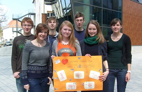 Teilnehmer des P-Seminars mit dem Dankeschön- Plakat der Kinder vom Kindergarten St. Andreas in Fronberg
