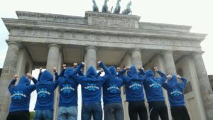 Die Schwandorfer Volleyballerinnen als Vertreter Bayerns vor dem Brandenburger Tor in Berlin